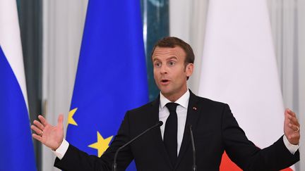 Emmanuel Macron lors d'une conférence de presse commune avec Vladimir Poutine, à Saint-Petersbourg (Russie), le 24 mai 2018. (KIRILL KUDRYAVTSEV / AFP)