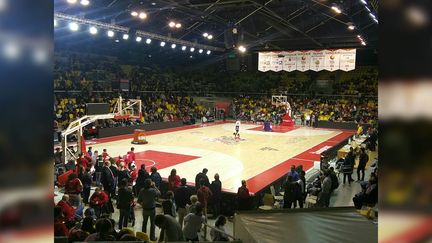 Les spectateurs&nbsp;confinés dans le Rhénus Sport de Strasbourg (Bas-Rhin), le 11 décembre 2018. (ARNAUD BAUR / TWITTER)