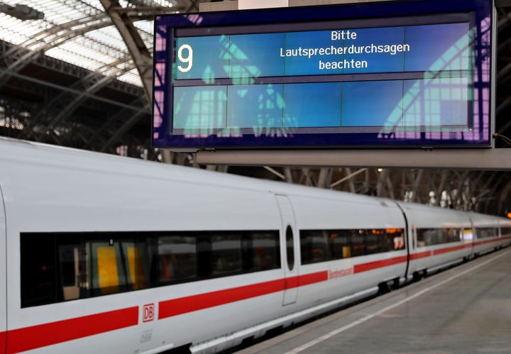 Des panneaux d'affichage affichant un message d'erreur, le 13 mai 217 à la gare de Leipzig (Allemagne), en raison de la cyberattaque WannaCry. (JAN WOITAS / DPA / AFP)