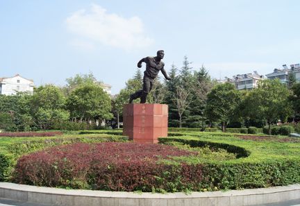 Statue à l'effigie de Zhao Aiguo, pionnier des sports de boules en Chine (RAPHAËL GUILLET)