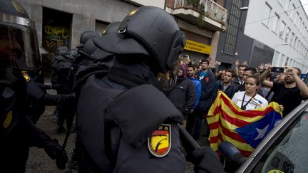 Des&nbsp;militants favorables à l'indépendance de la Catalogne font face à la police espagnole, le 1er octobre 2017, à Barcelone. (ALBERT SALAM / NOTIMEX / AFP)