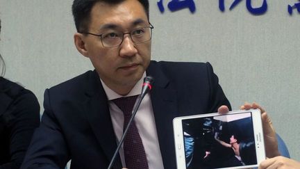 Johnny Chiang, un législateur du parti du Kuomintang (KMT), présente un clip vidéo montrant les Taïwanais détenus dans un poste de police au Kenya, à Taipei, le 12 avril 2016. (SAM YEH / AFP )