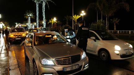 Contrôle de police auprès d'un automobiliste pendant le couvre-feu, à Nice, le 30 janvier 2021. (VALERY HACHE / AFP)