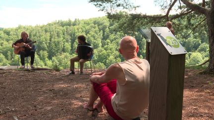 À La Petite Pierre, les festivaliers peuvent découvrir des artistes de jazz dans un cadre époustouflant. (France 3 Alsace)