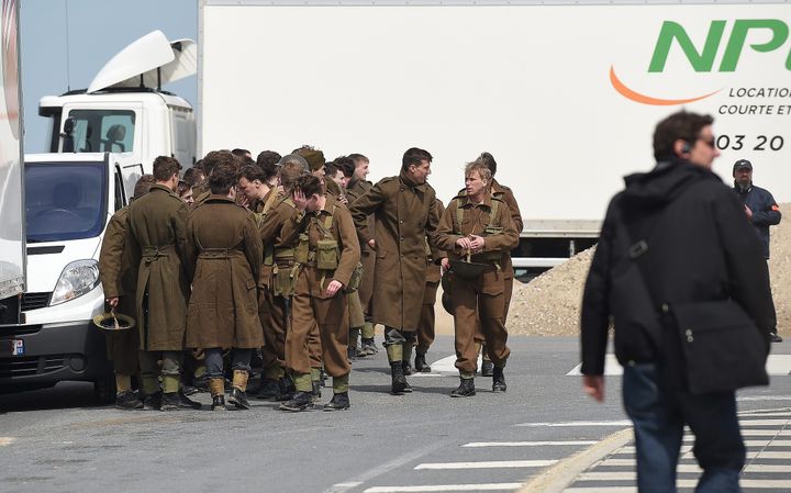 Un groupe de jeunes hommes figurants sur le tournage de "Dunkirk"
 (PHOTOPQR/VOIX DU NORD/MAXPPP)