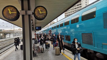 Passagers à la sortie d'un Ouigo en gare de Toulon, el 19 mars 2021 (illustration). (SOPHIE GLOTIN / RADIOFRANCE)