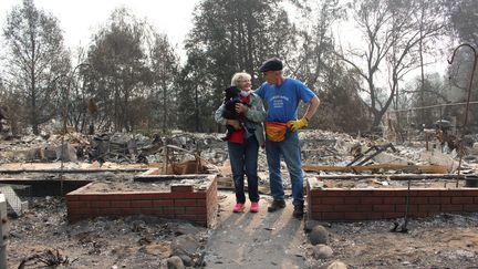 Carol et Fredric Berger,&nbsp;le 17 septembre 2020, devant les restes de leur habitation, détruite par&nbsp;l'incendie qui a dévasté la ville de Talent, dans l'Oregon. (ROBIN PRUDENT / FRANCEINFO)