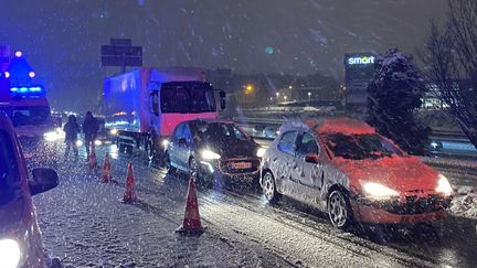 La neige a provoqué un embouteillage conséquent sur la bretelle d'accès entre la nationale N118 et l'autoroute A86, au niveau de Vélizy, dans les Yvelines. (Toky Nirhy-Lanto / France Télévisions)