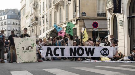 Des jeunes du mouvement Youth For Climate défilent devant l'Elysée, le 28 juin 2019. (SAMUEL BOIVIN / NURPHOTO / AFP)