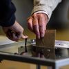 Une homme vote à Paris, le 28 juin 2020. (CHRISTOPHE ARCHAMBAULT / AFP)