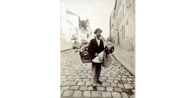 Marchand d&#039;abat-jour, rue Lepic, Montmartre, 18e arrondissement, 1899
 (Eugène Atget / Musée Carnavalet / Roger-Viollet)