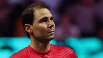 Rafael Nadal ému aux larmes à Malaga lors de la cérémonie en hommage à sa fin de carrière, le 19 novembre 2024. (THOMAS COEX / AFP)