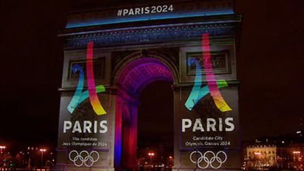 Le logo de la candidature de Paris-2024 s'affiche sur l'Arc de Triomphe