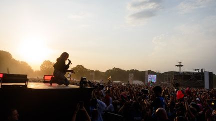 Le festival des Vieilles Charrues, à Carhaix, avec la chanteuse Izia, le 16 juillet 2022 (QUENTIN VERNAULT / HANS LUCAS / AFP)