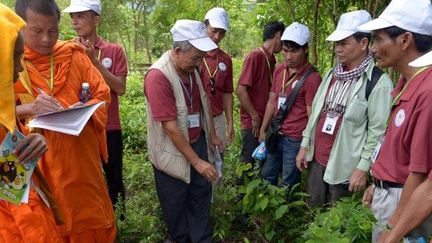 Le 23 mai 2013 : Huon Chom, professeur de médecine traditionnelle cambodgienne, et ses élèves dans la province de Kampot, à 140 km de la capitale Phnom Penh. (TANG CHHIN SOTHY / AFP )