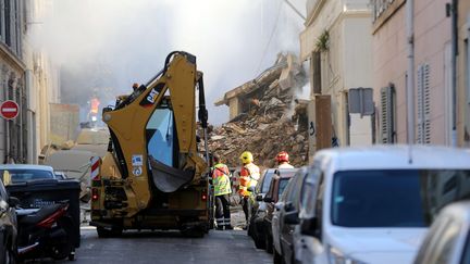 Les secours interviennent rue de Tivoli à Marseille (Bouches-du-Rhône), après l'effondrement d'un immeuble le 9 avril 2023 (VALLAURI NICOLAS / MAXPPP)