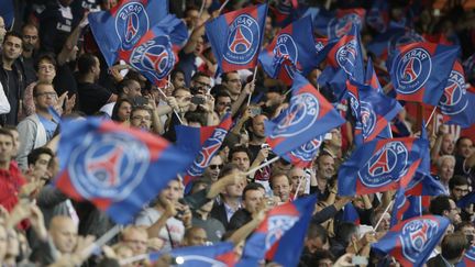 Des supporters du Paris Saint-Germain encouragent leur &eacute;quipe, le 18 ao&ucirc;t 2013, au Parc des Princes, &agrave; Paris. (KENZO TRIBOUILLARD / AFP)