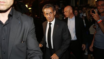 L'ancien pr&eacute;sident de la R&eacute;publique Nicolas Sarkozy quitte un restaurant &agrave; Paris, le 2 juillet 2014. (BENOIT TESSIER / REUTERS)