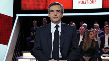 Le candidat Les Républicains à la présidentielle, François Fillon, a dénoncé un "cabinet noir" à l'Elysée, le jeudi 23 mars 2017, lors de "L'Emission politique" sur France 2, en s'appuyant sur des extraits du livre "Bienvenue place Beauvau". (THOMAS SAMSON / AFP)