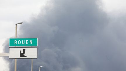 Une photo des fumées provoquées par l'incendie de l'usine&nbsp;Lubrizol à&nbsp;Rouen (Seine-Maritime), le 26 septembre 2019.&nbsp; (MAXPPP)