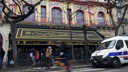 Le Bataclan toujours sous la surveillance de la police (24 décembre 2015)
 (Miguel Medina / AFP)