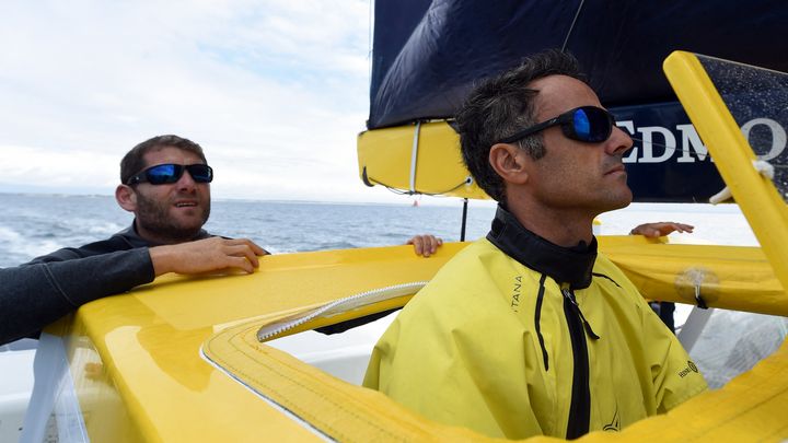 Charles Caudrelier et Franck Cammas à bord de leur maxi "Edmond de Rotschild", lors de la Fastnet Race 2019. (JEAN-FRANCOIS MONIER / AFP)