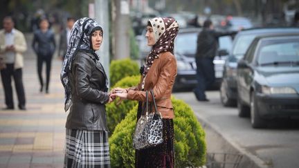 Des jeunes femmes dans les rues de Douchanb&eacute; (Tadjikistan), le 11 juillet 2013. (ALEXEY KUDENKO / RIA NOVOSTI / AFP)