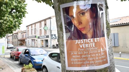 Une affiche, accrochée à un arbre, demande "justice et vérité" pour Delphine Jubillar, dans son village de Cagnac-les-Mines le 15 juin 2022. (MARIE PIERRE VOLLE  / MAXPPP)