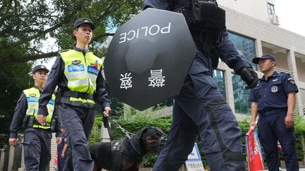 Des officiers de police à Shenzhen, en Chine, le 18 octobre 2024. (ICHIRO OHARA / YOMIURI / AFP)