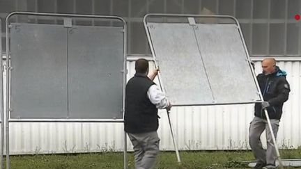 Alors que 33 listes sont en compétition pour les élections européennes du 26 mai, les mairies se demandent comment elles vont pouvoir accrocher autant d'affiches devant les bureaux de vote. (FRANCE 2)