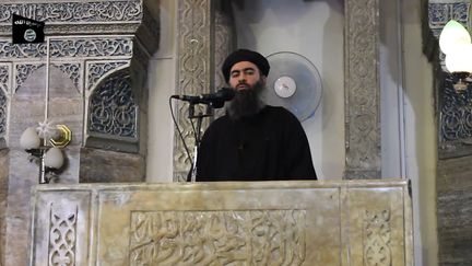 Photo de&nbsp;Abou Bakr Al-Baghdadi, leader de l'Etat islamique, extraite d'une vid&eacute;o de propagande publi&eacute;e le 5 juillet 2014. (AL-FURQAN MEDIA / AFP)