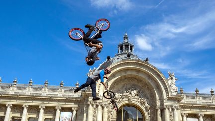 Paris, 23 juin 2017. Démonstration de BMX freestyle, aux abords du Pont Alexandre III pour soutenir la candidature de Paris aux JO de 2024. (MAXPPP)