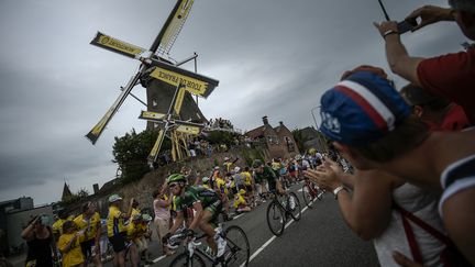 Sur les routes de la 2e étape du Tour de France entre Utrecht et Zélande (LIONEL BONAVENTURE / AFP)