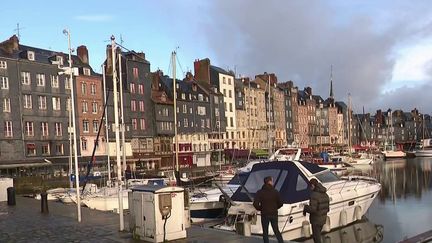 La mairie d'Honfleur, dans le Calvados, a décidé de durcir les règles pour les propriétaires loueurs de Airbnb. (CAPTURE D'ÉCRAN FRANCE 2)