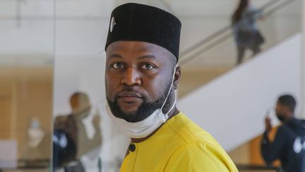 Le militant congolais Emery Mwazulu Diyabanza, poursuivi pour avoir tenté de s'emparer d'un poteau funéraire au musée du Quai Branly (ici le 24 juin 2020 au palais de justice de Paris) (MICHEL EULER / AP / SIPA)