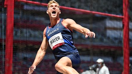 Le décathlonien français, vice-champion olympique en titre, Kevin Mayer ici à l'occasion du lancer du disque, jeudi 5 août. (ANDREJ ISAKOVIC / AFP)