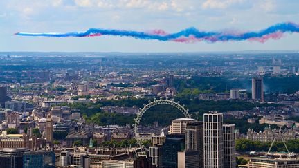 Un avion survole Londres lors des célébrations du jubilé de platine de la reine Elizabeth II, le 2 juin 2022. (DAVID FISHER / SHUTTERSTOCK / SIPA)