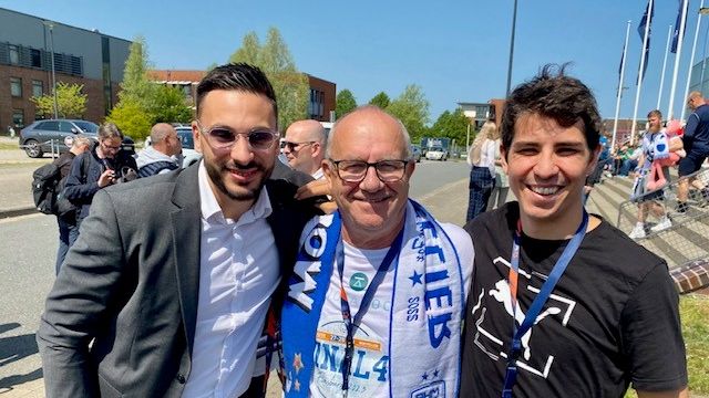 Gérard Didier président des Blue Fox de Montpellier entouré des joueurs du MHB Hugo Descat et Diego Simonet. (Manu Roux)