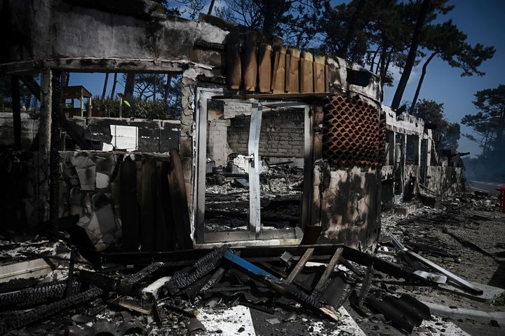 Les dégâts au camping "Les Flots Bleus", ravagé par un incendie proche de la Dune du Pilat, dans le sud-ouest de la France.&nbsp; (PHILIPPE LOPEZ / AFP)