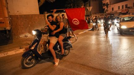 Des Tunisiens défilent dans les rues de Tunis, le 25 juillet 2021. (CHEDLY BEN IBRAHIM / NURPHOTO / AFP)