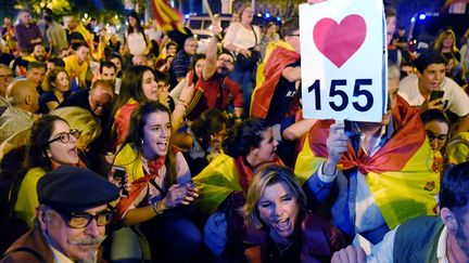 Des manifestants favorables à l'utilisation de l'article 155 de la constitution espagnole, au cours d'un rassemblement pour défendre une Espagne unie, le 4 octobre 2017 à Barcelone.&nbsp; (LLUIS GENE / AFP)