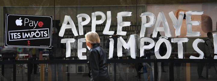 Un magasin Apple taggué par des militants de l'association Attac, le 3 novembre 2017 à Aix-en-Provence (Bouches-du-Rhône). (ANNE-CHRISTINE POUJOULAT / AFP)