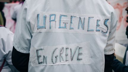 Un employé des urgences en grève, le 9 mai 2019 à Paris. (MATHIAS ZWICK / HANS LUCAS / AFP)