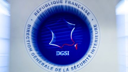 Le logo de la DGSI au quartier général de la direction, le 13 juillet 2018, à Levallois-Perret (Hauts-de-Seine). (GERARD JULIEN / AFP)