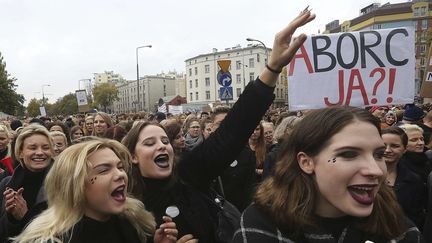 Journée de grèves des Polonaises contre une loi qui veut bannir l'IVG