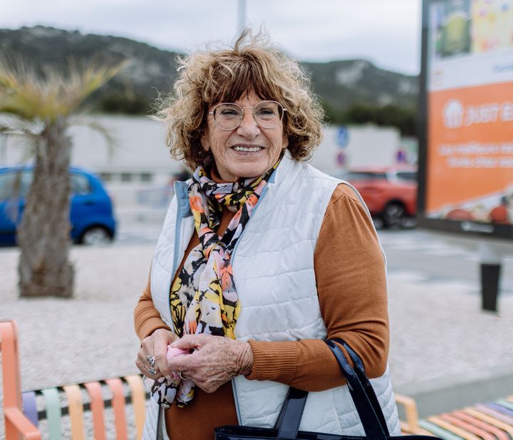 Gislaine Mameli pose près d'un supermarché de Châteauneuf-les-Martigues (Bouches-du-Rhône), le 7 avril 2022. (PIERRE MOREL / FRANCEINFO)