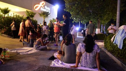 Plusieurs personnes évacuées d'un hôtel à Acapulco&nbsp;(Mexique) où un séisme&nbsp;de magnitude&nbsp;7.1 sur l'echelle de Ritcher s'est produit non loin, le 7 septembre 2021. (FRANCISCO ROBLES / AFP)