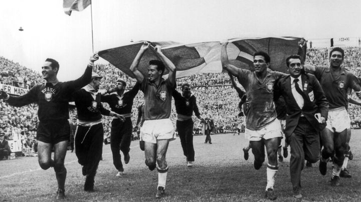 Le tour d'honneur de l'&eacute;quipe du Br&eacute;sil, apr&egrave;s sa victoire &agrave; la Coupe du monde 1958, &agrave; Stockholm (Su&egrave;de). (GAMMA - KEYSTONE / GETTY IMAGES)