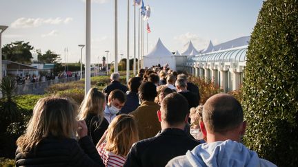 La queue à Deauville pour une projection du 46e festival de cinéma américain, le 5 septembre 2020 (LOU BENOIST / AFP)