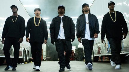 N.W.A Straight outta Compton : la dangereuse troupe de gangsta rappeurs à la conquête du monde.
 (Universal)